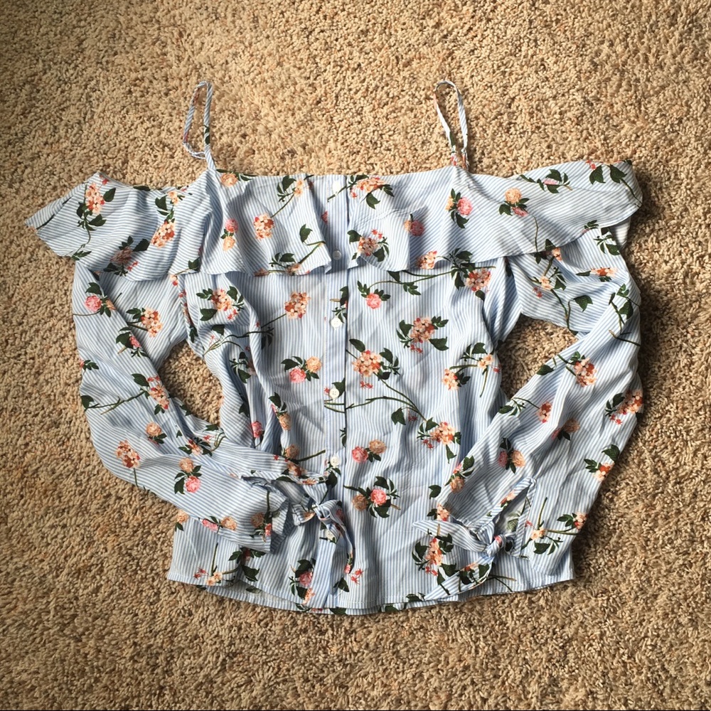 ❗️One Clothing LA Cold Shoulder Floral Top